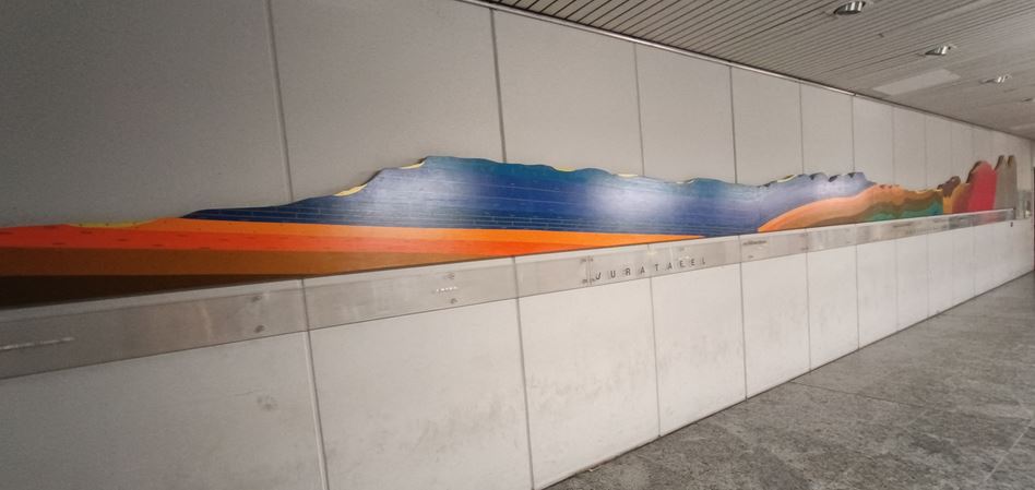 Udo Kaller's Wandinstallation „Geologischer Geländeschnitt zwischen Fichtelgebirge und Bamberger Becken - Gesamtansicht